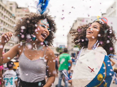 60 frases de carnaval para fotos carregadas de charme e alegria