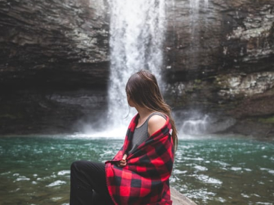 50 frases para foto na cachoeira que celebram o banho de natureza