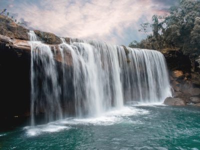 40 frases para fotos na cachoeira se banhando na queda d’água